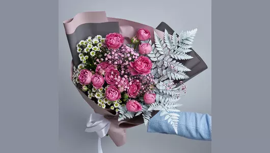 Пионовидные розы в&nbsp;букете «Малиновый комплимент» FMART by flowwow