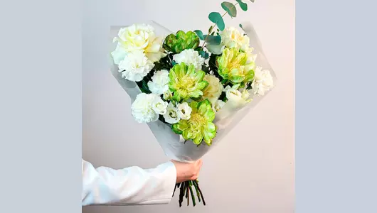 Авторский букет с&nbsp;розой Вегги, лизиантусом и&nbsp;гвоздикой "Сон феи" FMART by flowwow