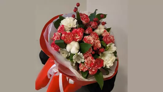 Букет с&nbsp;кустовой розой в&nbsp;ярком оформлении FMART by flowwow