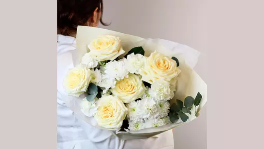 Авторский букет из&nbsp;пионовидной розы, хризантемы и&nbsp;диантусов «Кремовый сад» FMART by flowwow