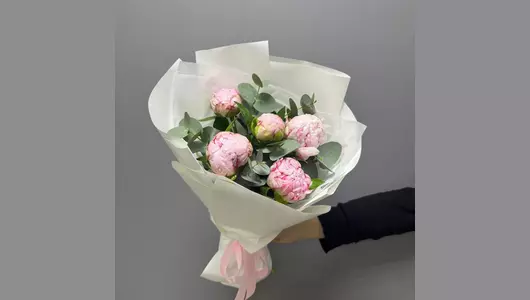 Пионы и&nbsp;эвкалипт в&nbsp;букете «Сара Бернар» FMART by flowwow