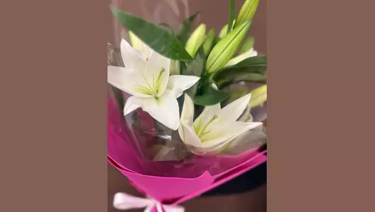 Букет из&nbsp;5 белоснежных лилий в&nbsp;дизайнерской упаковке