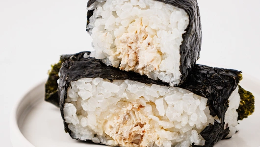 Онигири с угрем и творожным сыром Онигири с угрем и творожным сыром
