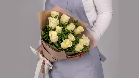 Букет белых роз с&nbsp;зеленью "Нежные обьятия - М"