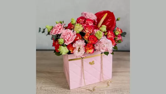 Цветы в&nbsp;сумочке Пламя любви FMART by flowwow
