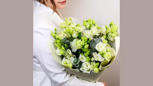Монобукет из&nbsp;белого лизиантуса с&nbsp;эвкалиптом FMART by flowwow