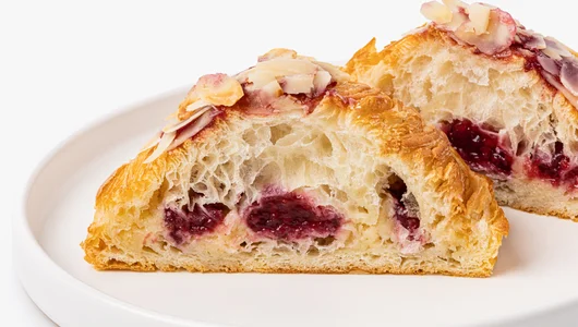 Улитка миндальная с&nbsp;малиной, кафе