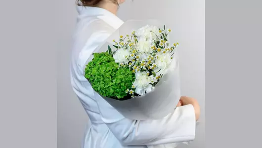 Авторский букет из&nbsp;гортензии, кустовой ромашки и&nbsp;гвоздики "Зелeное поле" FMART by flowwow