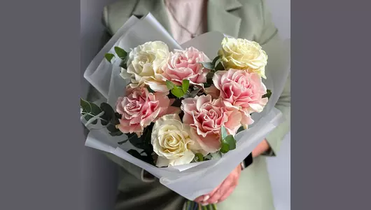 Букет из&nbsp;Французских роз белых и&nbsp;розовых с&nbsp;Эвкалиптом 7 шт #202 FMART by flowwow