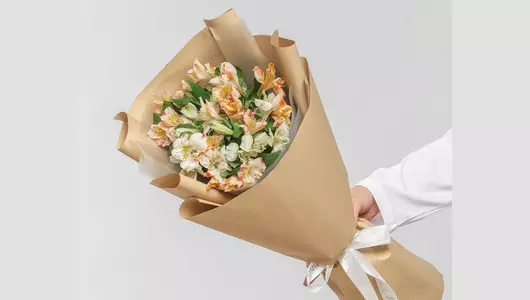 Букет из&nbsp;9 альстромерий нежный микс в&nbsp;оформлении