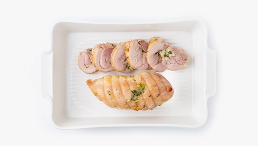 Рулетики из&nbsp;цыпленка-бройлера с&nbsp;сыром фета и&nbsp;шпинатом