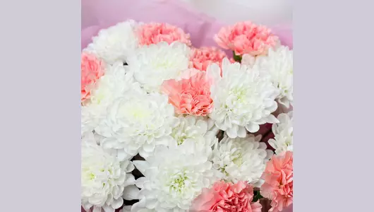 Авторский букет «Баббл гам» с&nbsp;хризантемой и&nbsp;гвоздикой FMART by flowwow