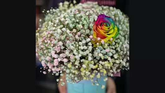 Букет из гипсофилы и крашеной розы в шляпной коробке Букет из гипсофилы и крашеной розы в шляпной коробке