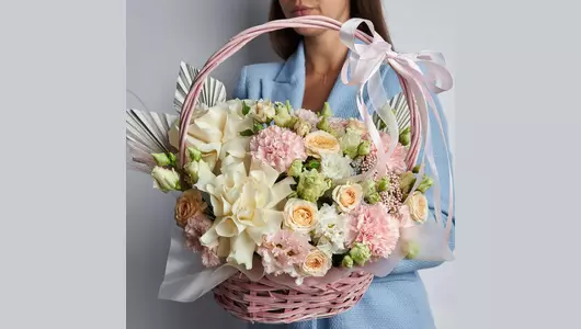 Корзина с&nbsp;французскими розами, эустомой и&nbsp;диантусами FMART by flowwow