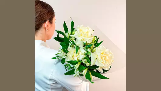 Авторский букет с&nbsp;французскими розами и&nbsp;альстромерией "Мятный леденец" FMART by flowwow