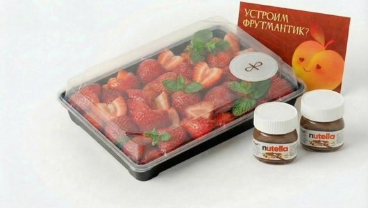 Фруктовая тарелка (клубника сердце) с&nbsp;нутеллой и&nbsp;открыткой