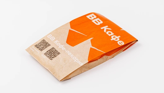 Сэндвич с курицей, беконом и омлетом, кафе