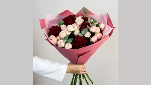 Авторский букет из&nbsp;кустовых и&nbsp;одноголовых роз «Яркий момент» FMART by flowwow