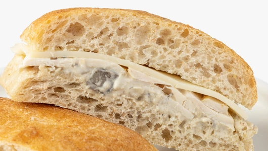 Чиабатта с&nbsp;курицей, грибами и&nbsp;моцареллой