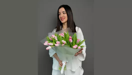 Букет из&nbsp;25 гладких розовых тюльпанов: нежность в&nbsp;каждом лепестке