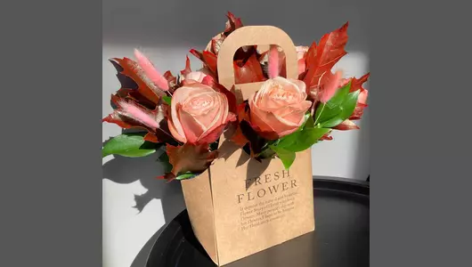 Композиция "Осенний вальс с&nbsp;листьями дуба и&nbsp;пионовидными розами" FMART by flowwow