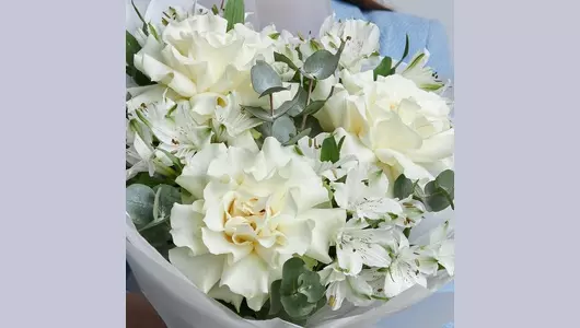 Нежный букет французская роза, альстромерия, эвкалипт FMART by flowwow