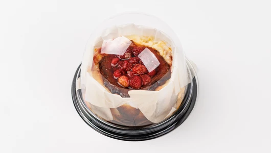 Чизкейк "Баскский" с земляникой, кафе