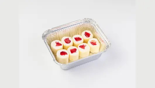 Сладкий ролл с&nbsp;клубникой