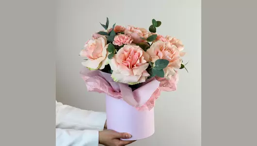 Авторская композиция с&nbsp;французской розой и&nbsp;диантусом "Французский роман" FMART by flowwow