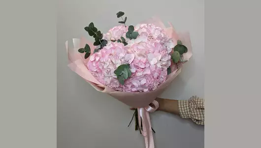 Нежные розовые гортензии с эвкалиптом FMART by flowwow