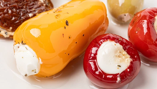 Ассорти из&nbsp;оливок, томатов и&nbsp;перца, фаршированные сливочным сыром в&nbsp;масле