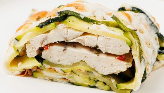 Куриное филе запеченное с цукини и моцареллой Куриное филе запеченное с цукини и моцареллой