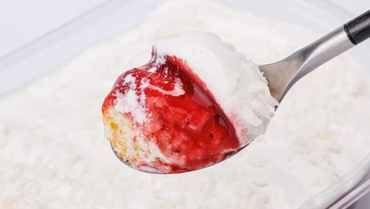 Десерт "Кокосовый" с клубникой, 300 г