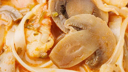 Суп азиатский с креветками и рисовой лапшой