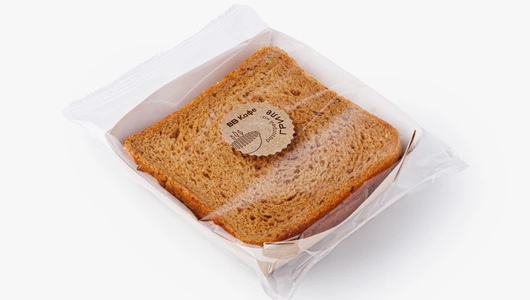 Сэндвич с курицей, беконом и омлетом, кафе