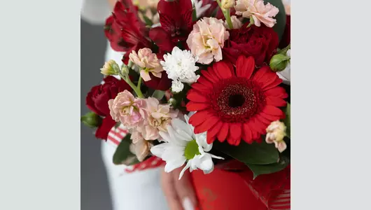 Композиция в&nbsp;коробке из&nbsp;розы Эксловер, кустовой розы и&nbsp;астромерии с&nbsp;хризантемой и&nbsp;маттиолой в&nbsp;стаканчике