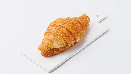 Круассан с ветчиной из индейки, омлетом и моцареллой, кафе Круассан с ветчиной из индейки, омлетом и моцареллой, кафе