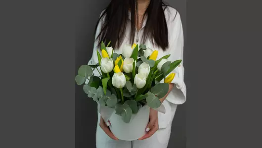 Шляпная коробка из&nbsp;тюльпанов микс