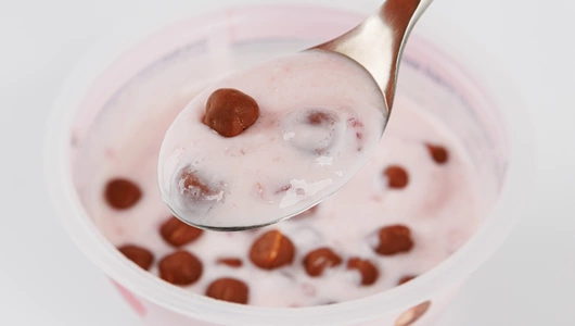 Йогурт с малиной с драже печенье в мол. шоколаде 2,8% Йогурт с малиной с драже печенье в мол. шоколаде 2,8%