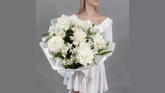 Букет из&nbsp;7 белых, французских роз и&nbsp;6 белых альстромерий FMART by flowwow