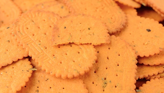 Крекер с томатом и итальянскими травами