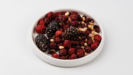 Смесь из цукатов шишки, ягод вяленых и кедрового ореха Смесь из цукатов шишки, ягод вяленых и кедрового ореха