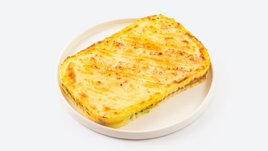 Запеканка картофельная с курицей, томатами и соусом песто