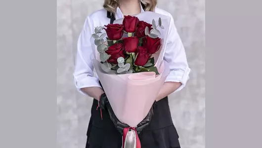 Букет 7 красных роз Premium и&nbsp;эвкалиптом FMART by flowwow