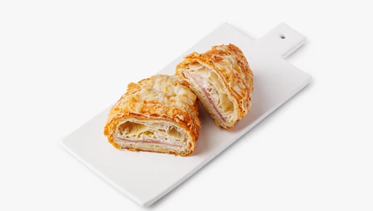 Круассан с ветчиной и соусом бешамель, кафе