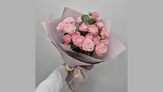 Яркий букет из&nbsp;пионовидной кустовой розы "Сладость" FMART by flowwow