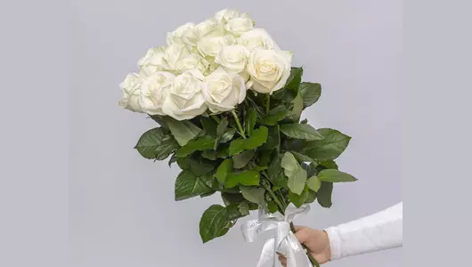 Букет из&nbsp;15 белых роз Россия (60см) под&nbsp;ленту