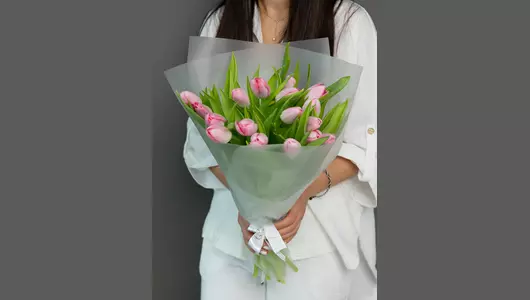 11 розовых гладких тюльпанов: История любви