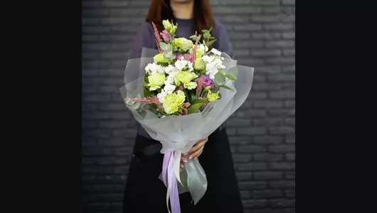 Сборный букет из&nbsp;эустомы, маттиолы, астромерии и&nbsp;гвоздики