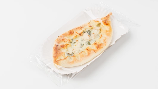 Лодочка с&nbsp;курицей, сыром и&nbsp;шпинатом